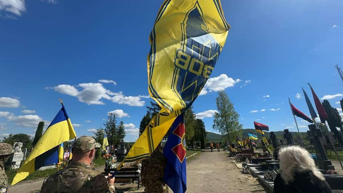 На Надвірнянщині в останню дорогу провели Андрія Плитуса, який пройшов "Азовсталь" і полон 8
