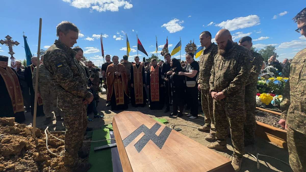 На Надвірнянщині в останню дорогу провели Андрія Плитуса, який пройшов "Азовсталь" і полон 6