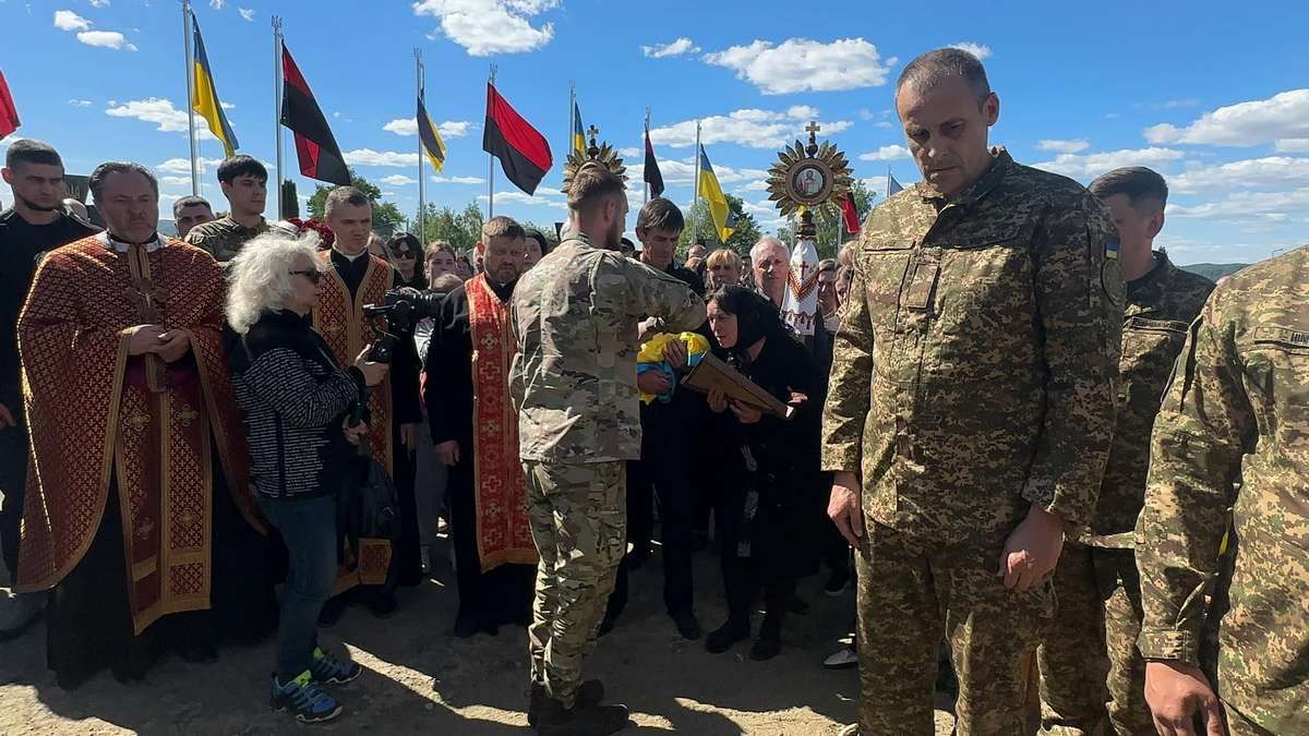 На Надвірнянщині в останню дорогу провели Андрія Плитуса, який пройшов "Азовсталь" і полон 7