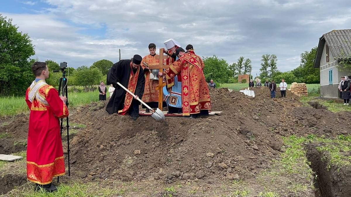 Батюшка без громадянства будує церкву УПЦ мп на Буковині