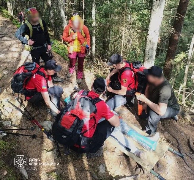 57-річну туристку рятувальники знесли з гори Хом'як через травму ноги 1
