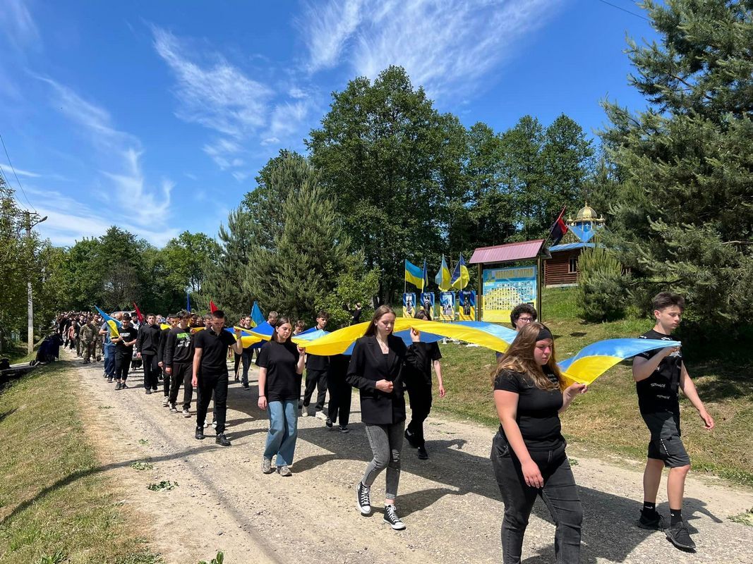 У селі Струпків провели в останню дорогу Героя Тараса Жибака 4