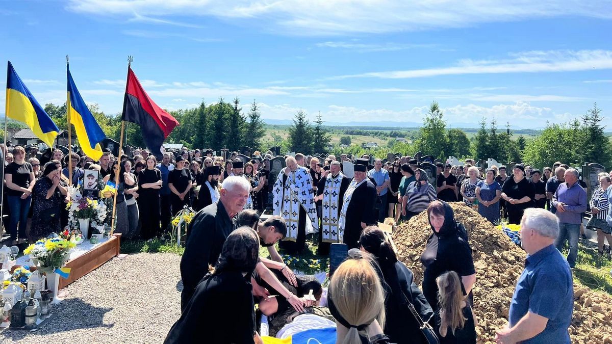 У селі Струпків провели в останню дорогу Героя Тараса Жибака 11