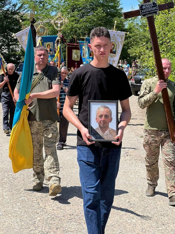 У селі Струпків провели в останню дорогу Героя Тараса Жибака 8