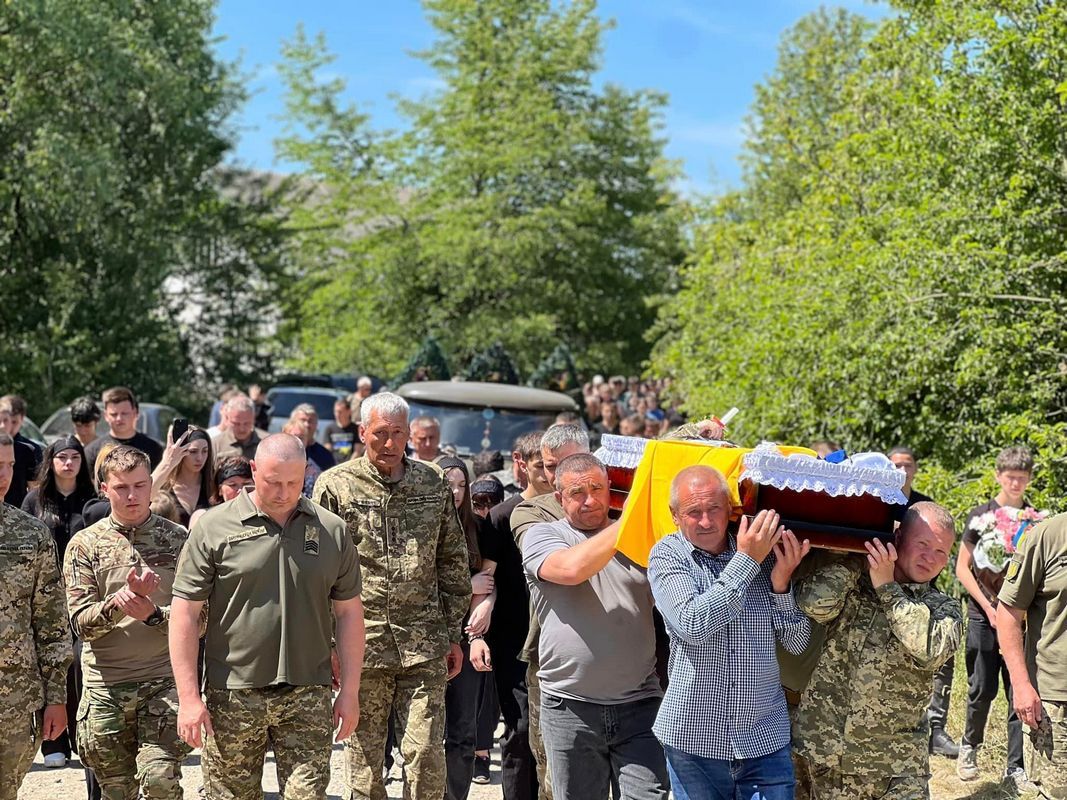 У селі Струпків провели в останню дорогу Героя Тараса Жибака 6