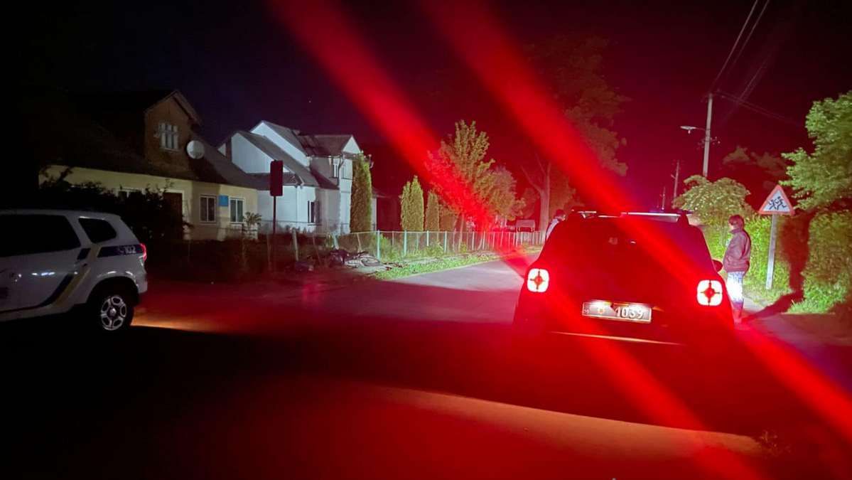 У Яблунові під час обгону неповнолітній мотоцикліст влетів в авто 1