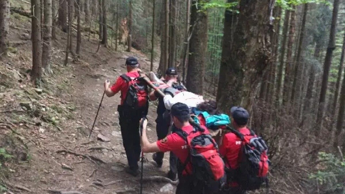 57-річну туристку рятувальники знесли з гори Хом'як через травму ноги