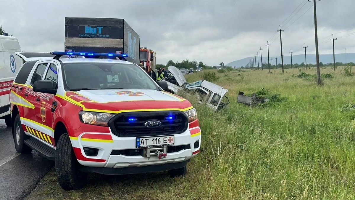 Двоє людей у лікарні: деталі моторошної автотрощі на Надвірнянщині 2
