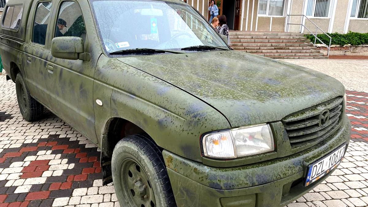 Городенківські освітяни придбали автівку для ЗСУ 1