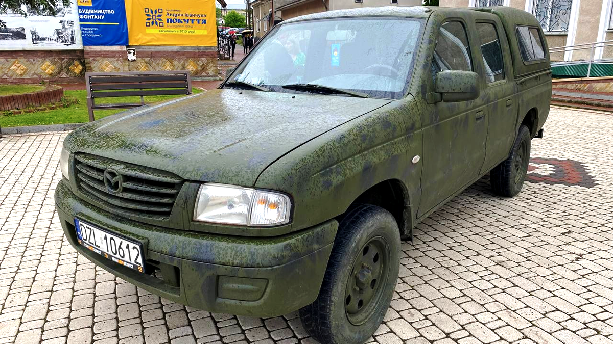 Городенківські освітяни придбали автівку для ЗСУ