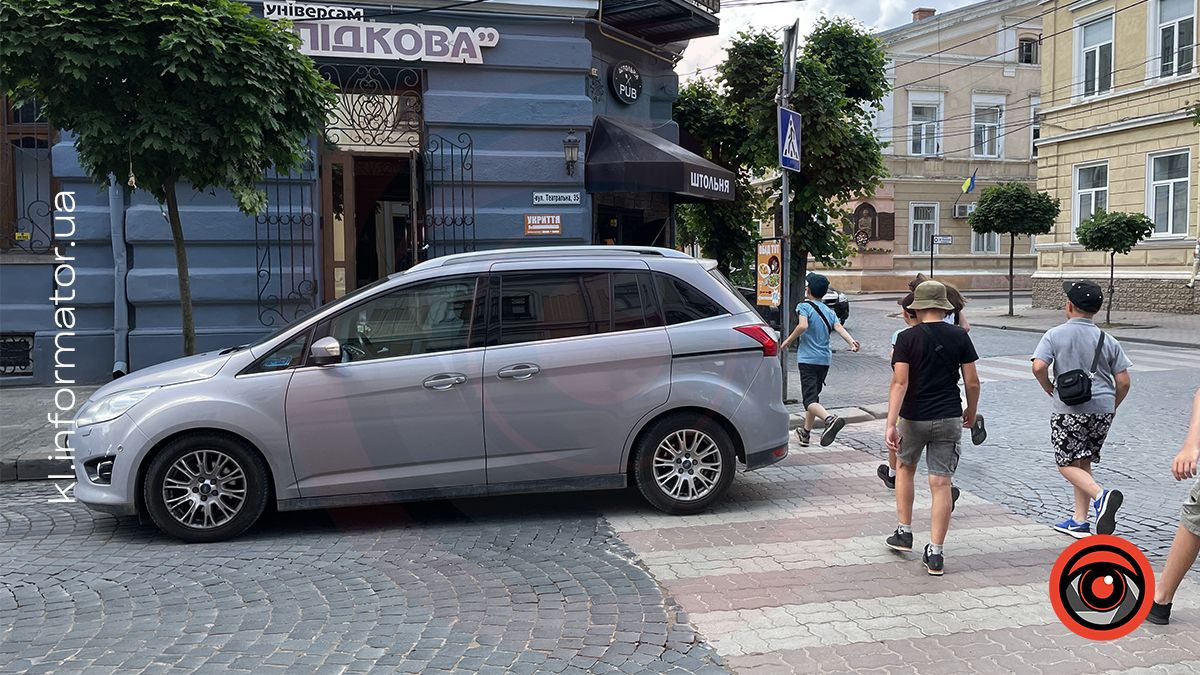 Водій у Коломиї автомобілем майже повністю перегородив пішохідний перехід 1