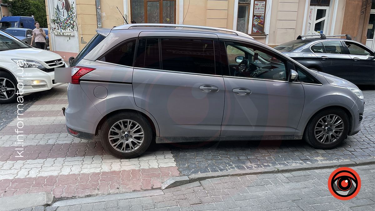Водій у Коломиї автомобілем майже повністю перегородив пішохідний перехід 2