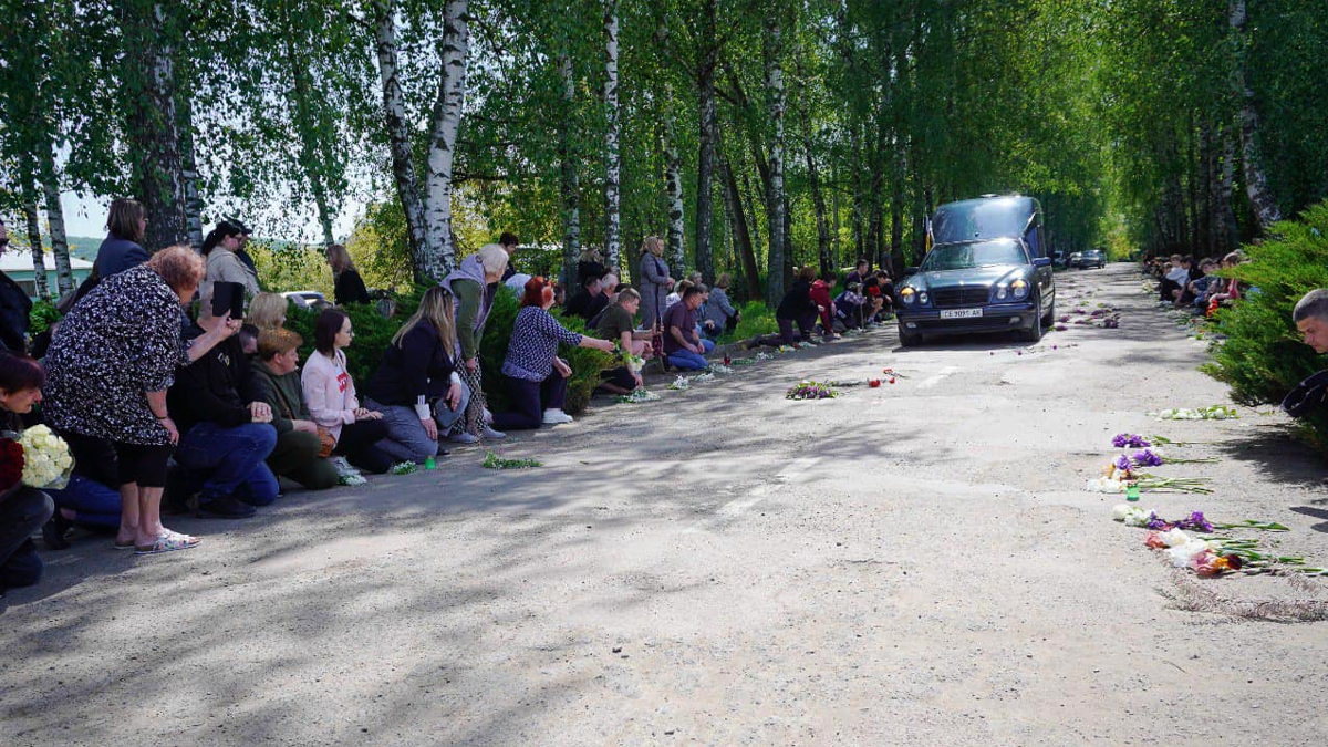 Едельвейсів, які загинули від авіанальоту, поховали у братській могилі в Чернівцях 1