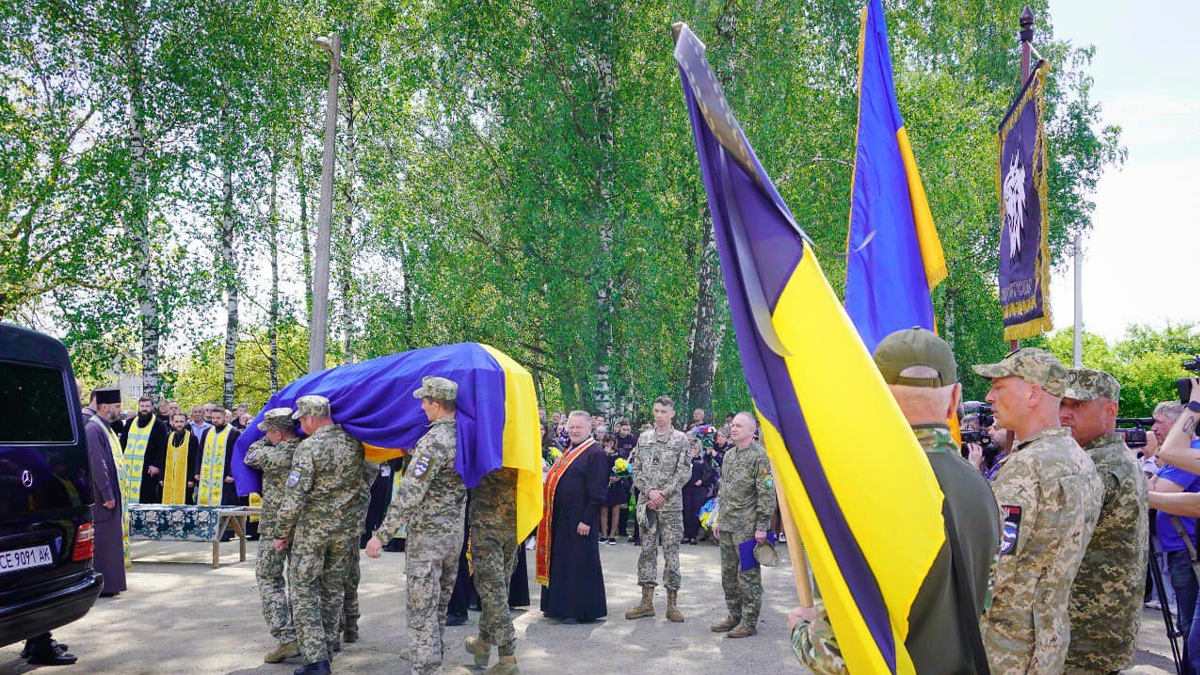 Едельвейсів, які загинули від авіанальоту, поховали у братській могилі в Чернівцях 5