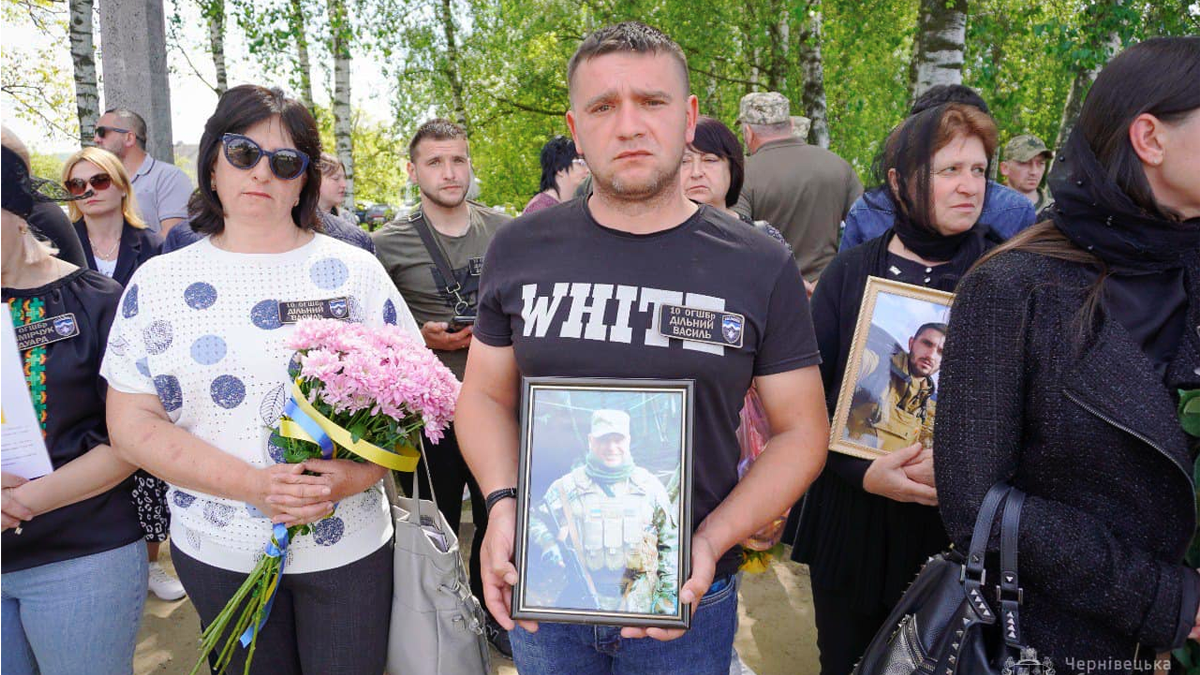 Едельвейсів, які загинули від авіанальоту, поховали у братській могилі в Чернівцях 4