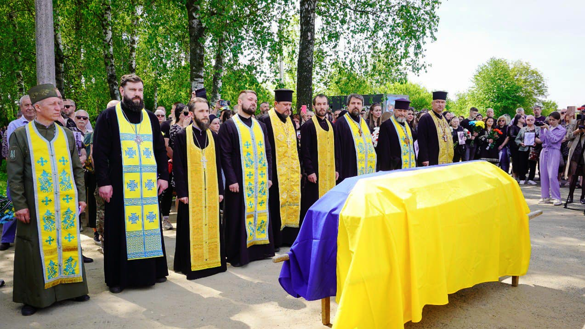 Едельвейсів, які загинули від авіанальоту, поховали у братській могилі в Чернівцях 2