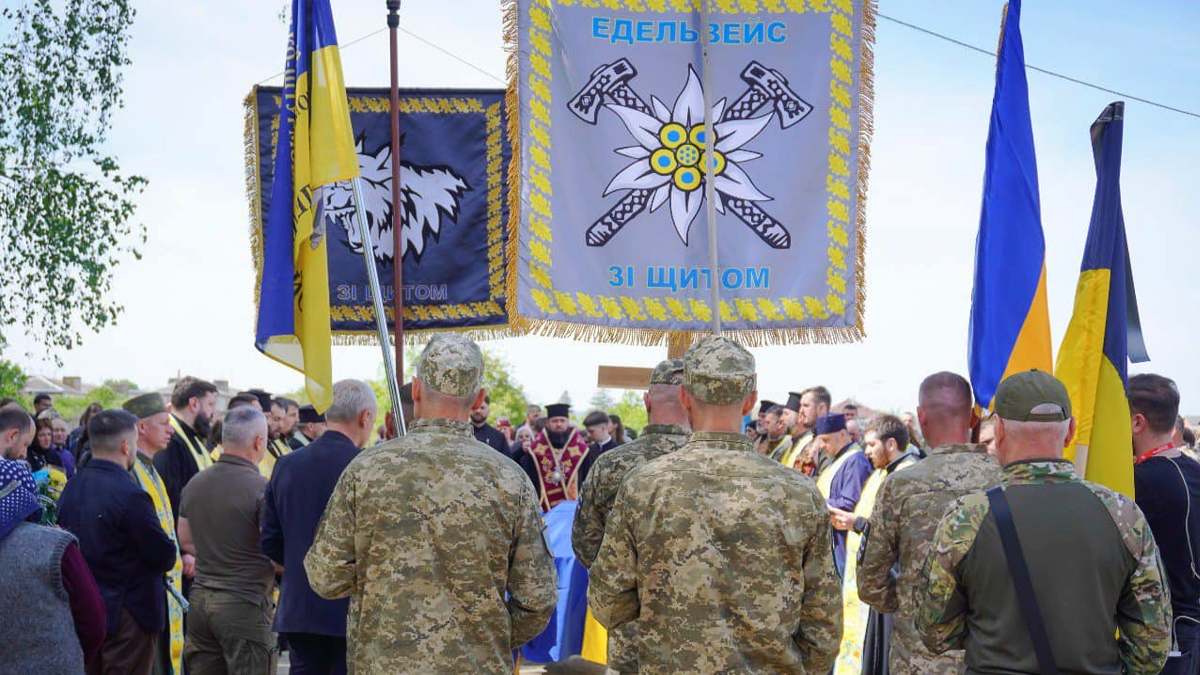 Едельвейсів, які загинули від авіанальоту, поховали у братській могилі в Чернівцях 7