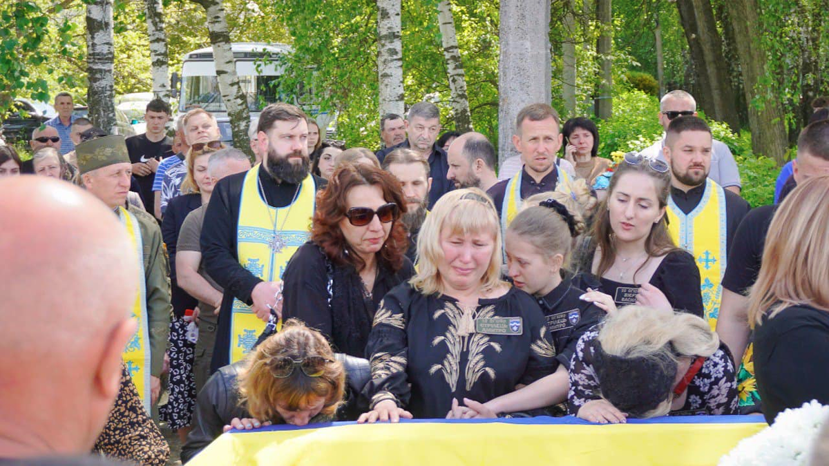 Едельвейсів, які загинули від авіанальоту, поховали у братській могилі в Чернівцях 8