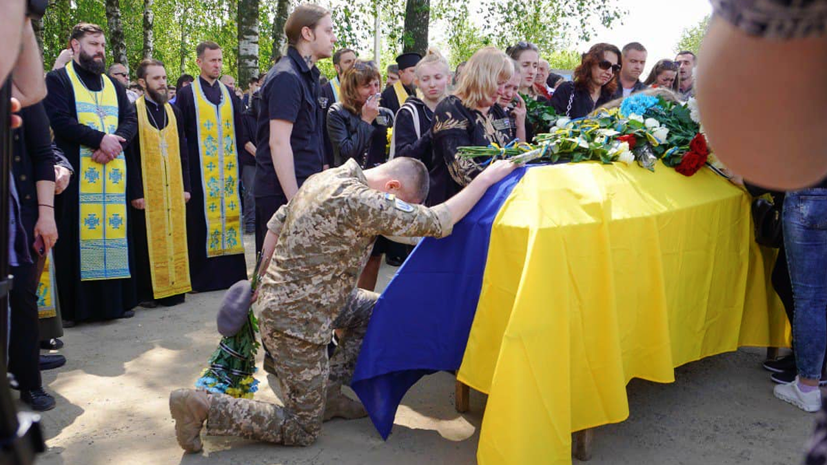 Едельвейсів, які загинули від авіанальоту, поховали у братській могилі в Чернівцях 6