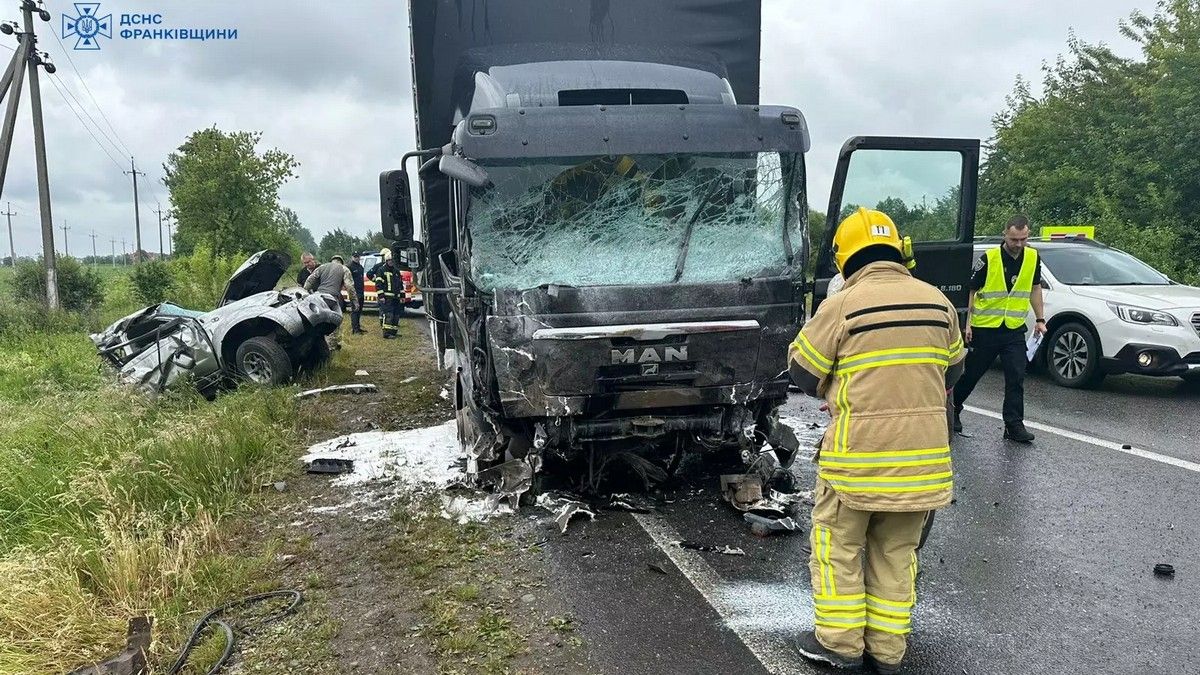 Двоє людей у лікарні: деталі моторошної автотрощі на Надвірнянщині 1