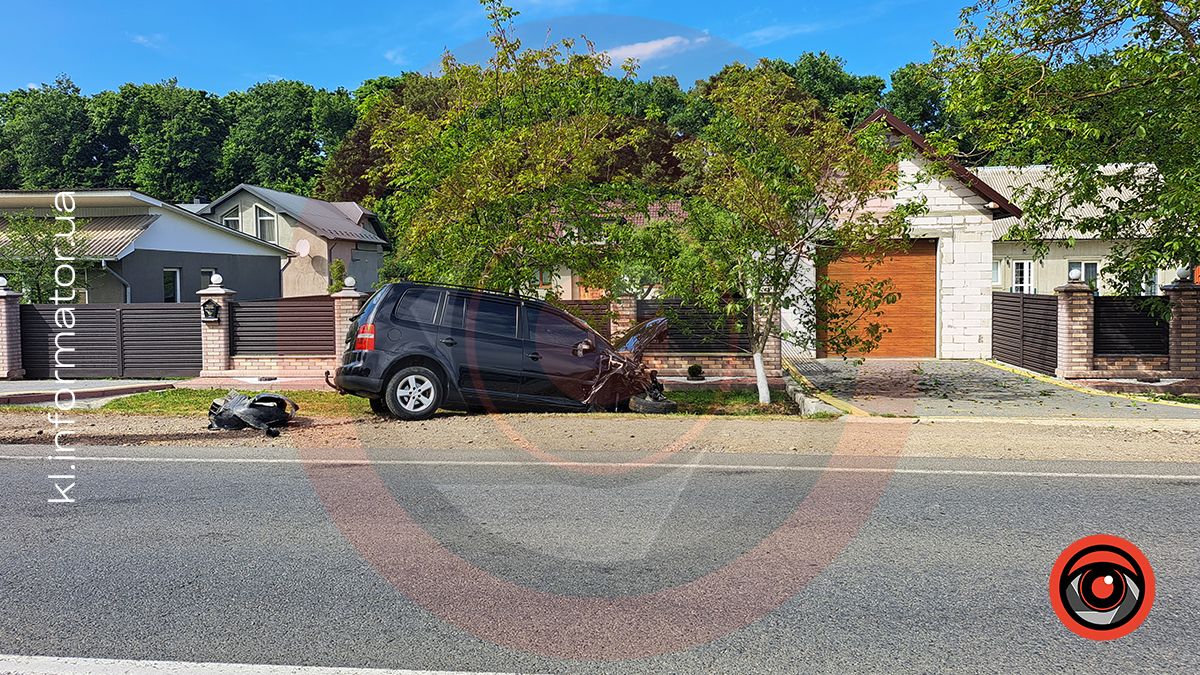 У Матеївцях сталася ДТП: від удару автомобіль відкинуло з дороги 5