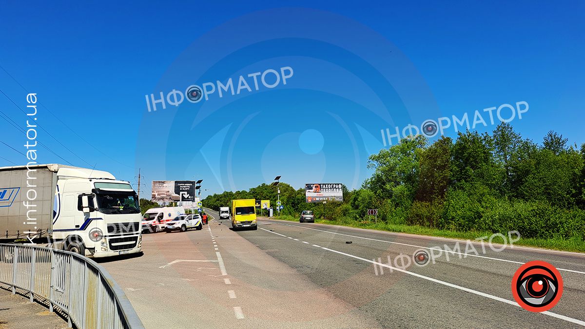 ДТП під Коломиєю: зіткнулись дві автівки 5