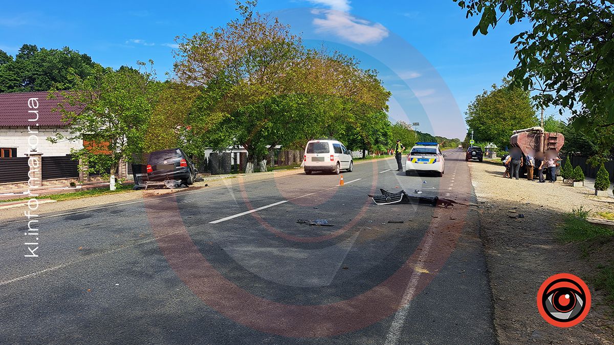 У Матеївцях сталася ДТП: від удару автомобіль відкинуло з дороги 1