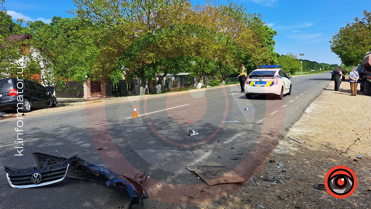 У Матеївцях сталася ДТП: від удару автомобіль відкинуло з дороги 3