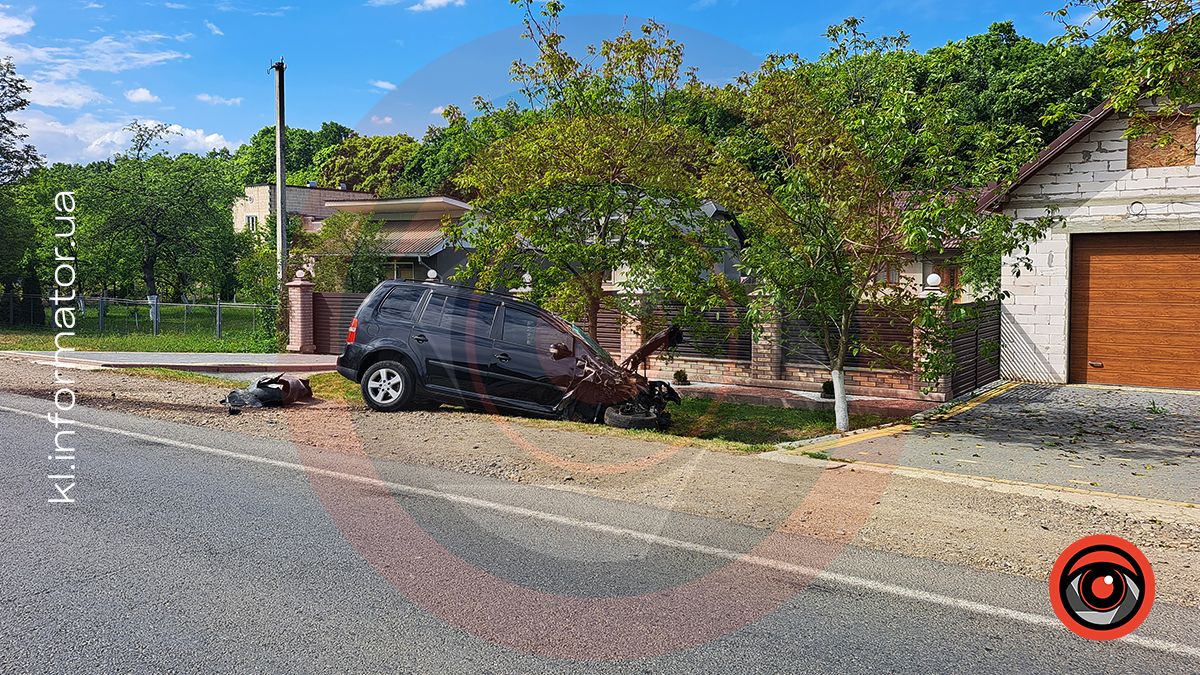 У Матеївцях сталася ДТП: від удару автомобіль відкинуло з дороги 4
