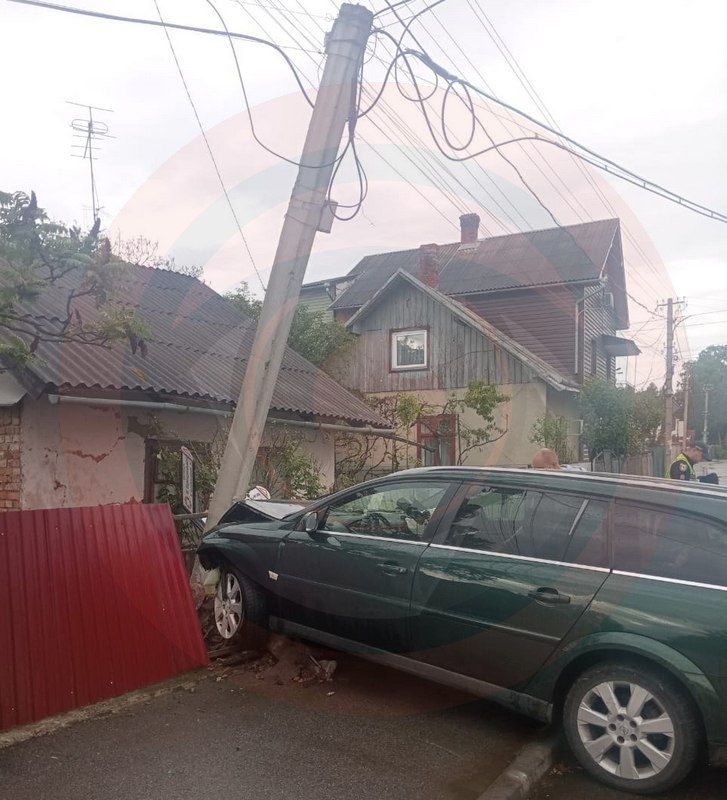 У Коломиї водій легковика влетів у стовп, паркан та вказівник 4