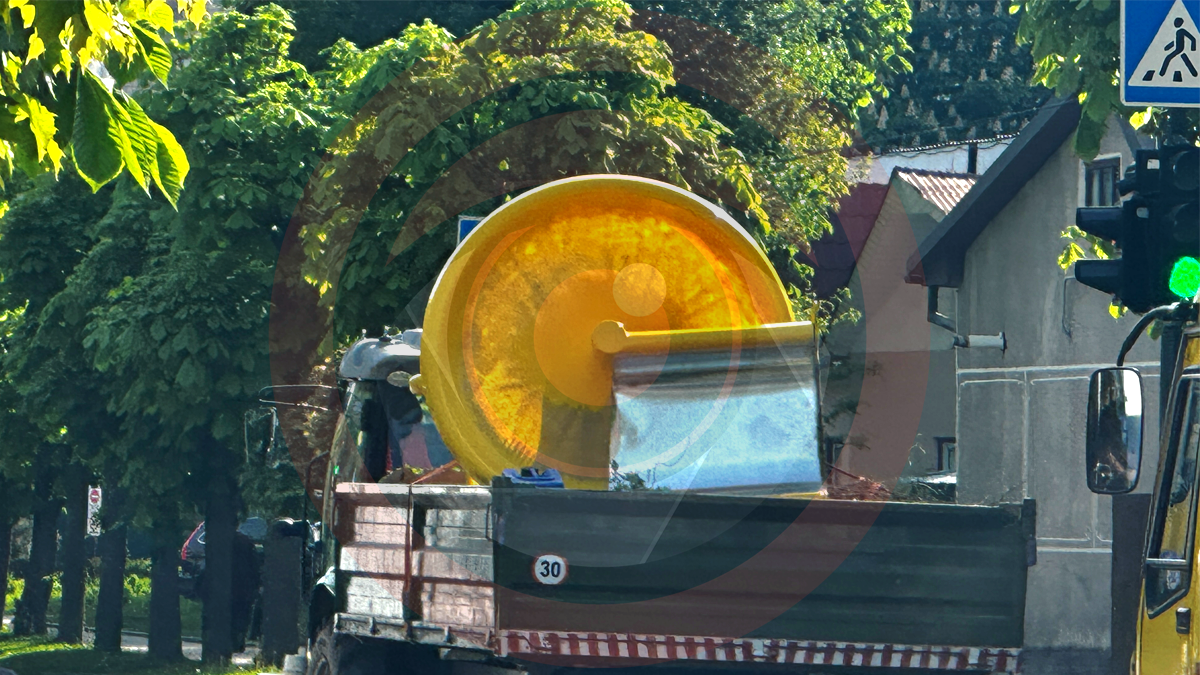 І тут бляха | Як у Коломиї реставрували гірку на одному з дитячих майданчиків 1