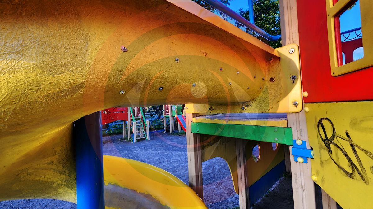 І тут бляха | Як у Коломиї реставрували гірку на одному з дитячих майданчиків 2