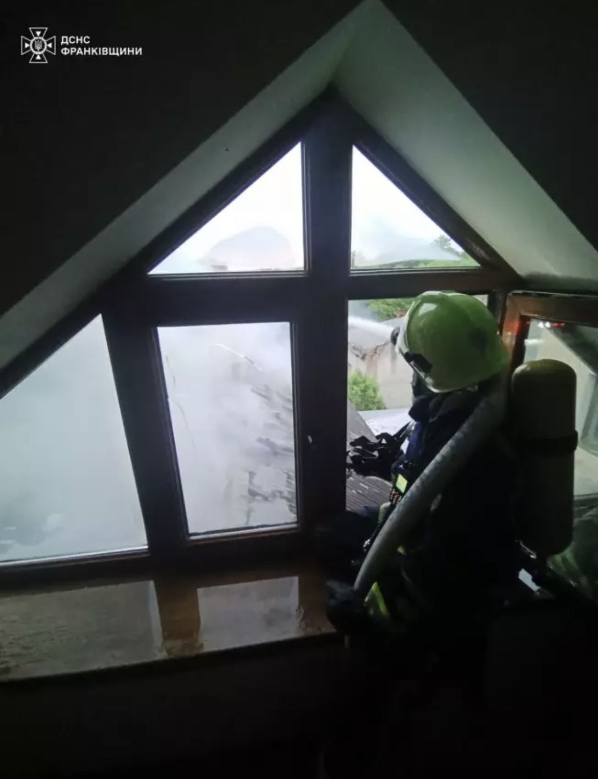 У середмісті Надвірної загорілася трьохповерхова будівля 1