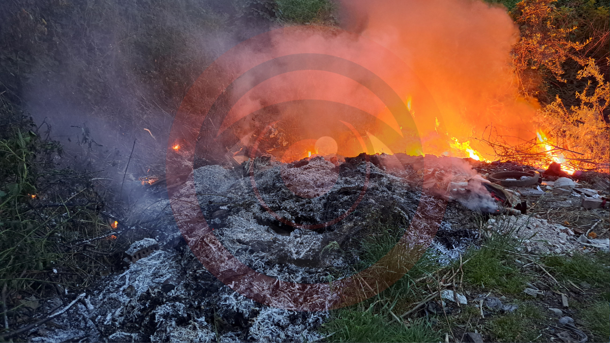 У Коломиї неподалік дамби невідомі запалили купи сміття: частина міста - в диму