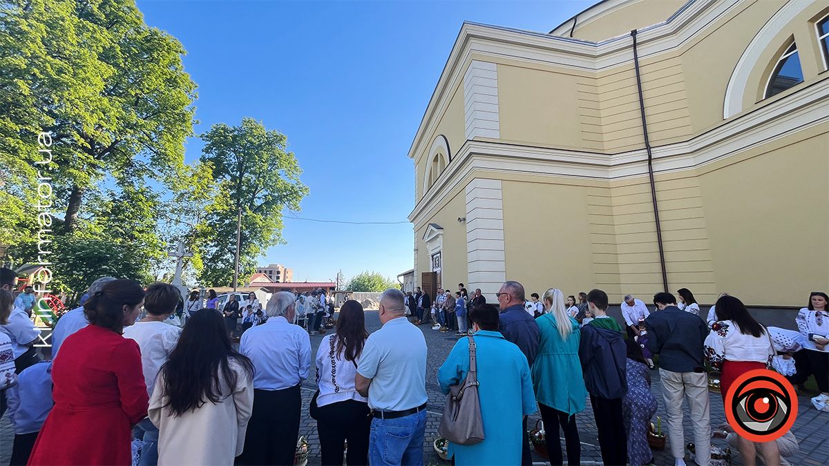 Як у Коломиї перші великодні кошики освячували | Фоторепортаж з подвірʼя храмів 10