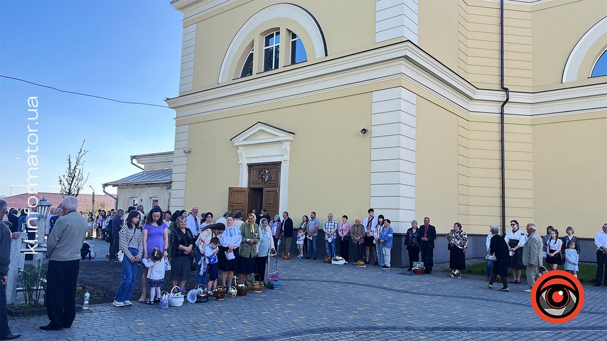 Як у Коломиї перші великодні кошики освячували | Фоторепортаж з подвірʼя храмів 1