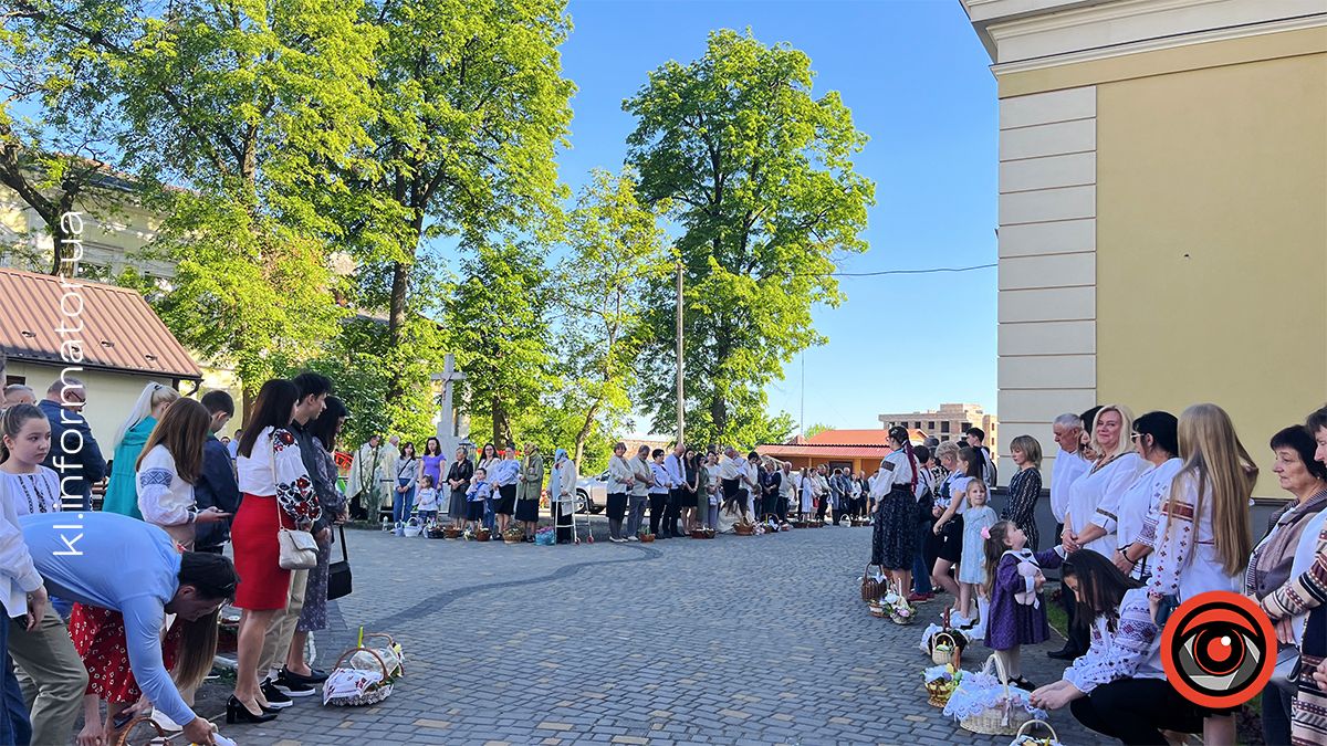 Як у Коломиї перші великодні кошики освячували | Фоторепортаж з подвірʼя храмів 2