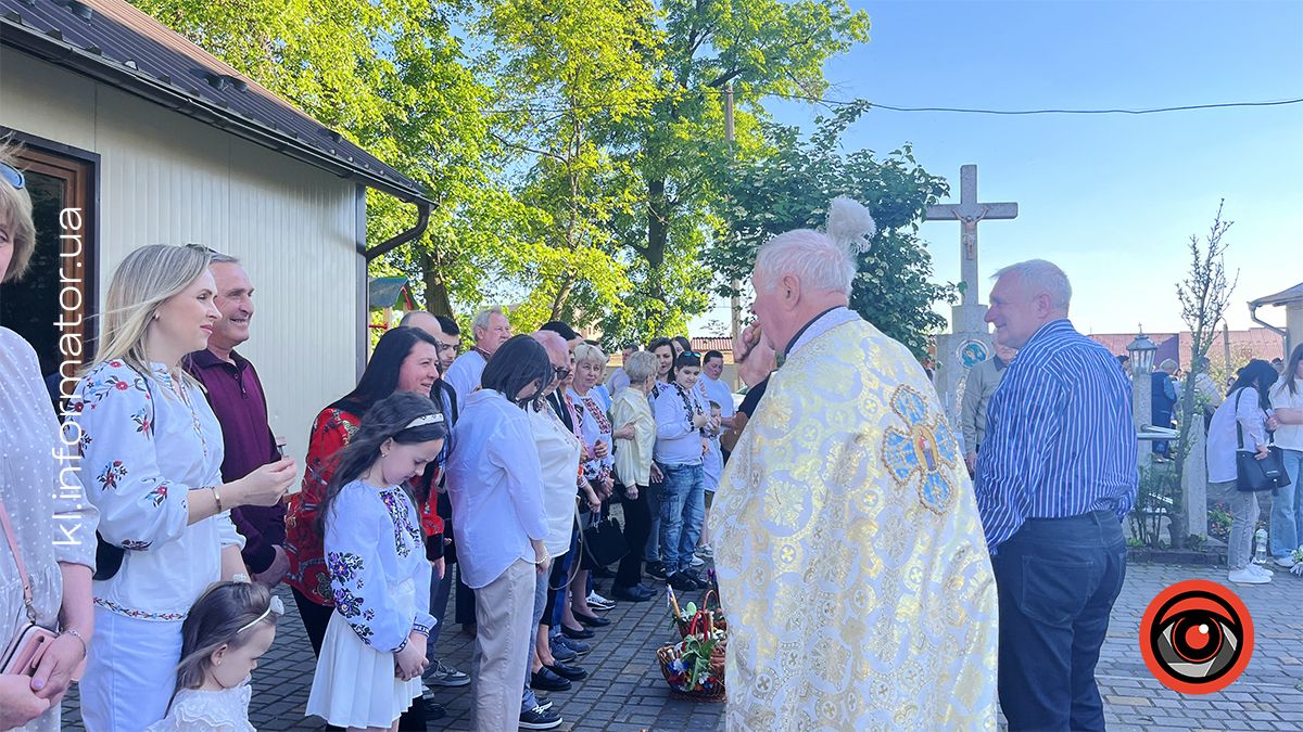 Як у Коломиї перші великодні кошики освячували | Фоторепортаж з подвірʼя храмів 6