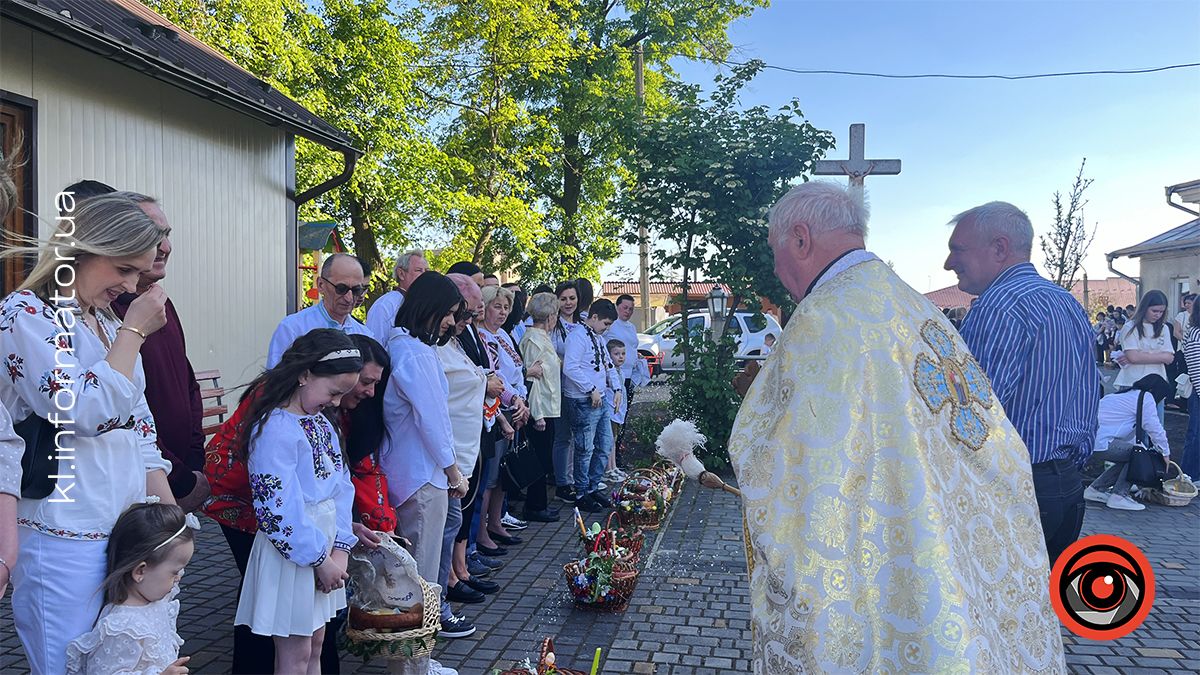 Як у Коломиї перші великодні кошики освячували | Фоторепортаж з подвірʼя храмів 7
