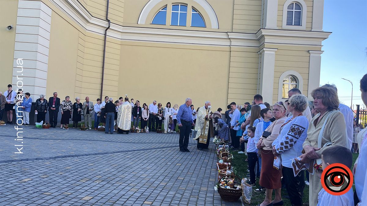 Як у Коломиї перші великодні кошики освячували | Фоторепортаж з подвірʼя храмів 8