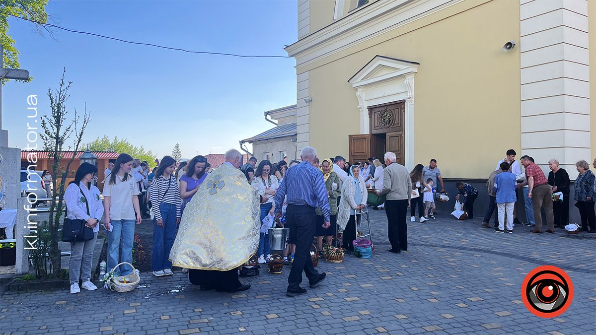 Як у Коломиї перші великодні кошики освячували | Фоторепортаж з подвірʼя храмів 9