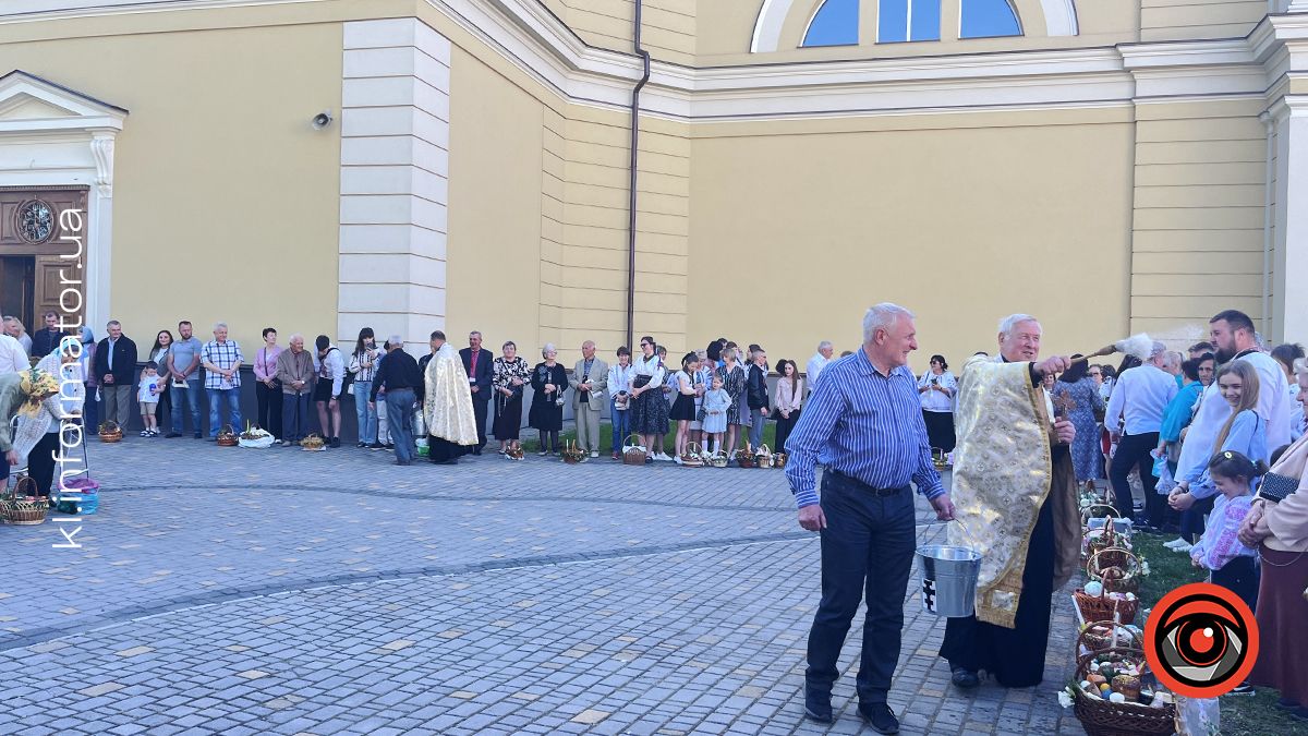 Як у Коломиї перші великодні кошики освячували | Фоторепортаж з подвірʼя храмів 11