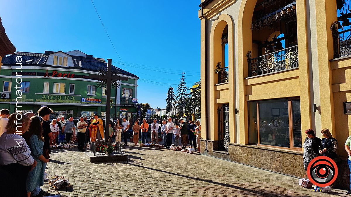 Як у Коломиї перші великодні кошики освячували | Фоторепортаж з подвірʼя храмів 12