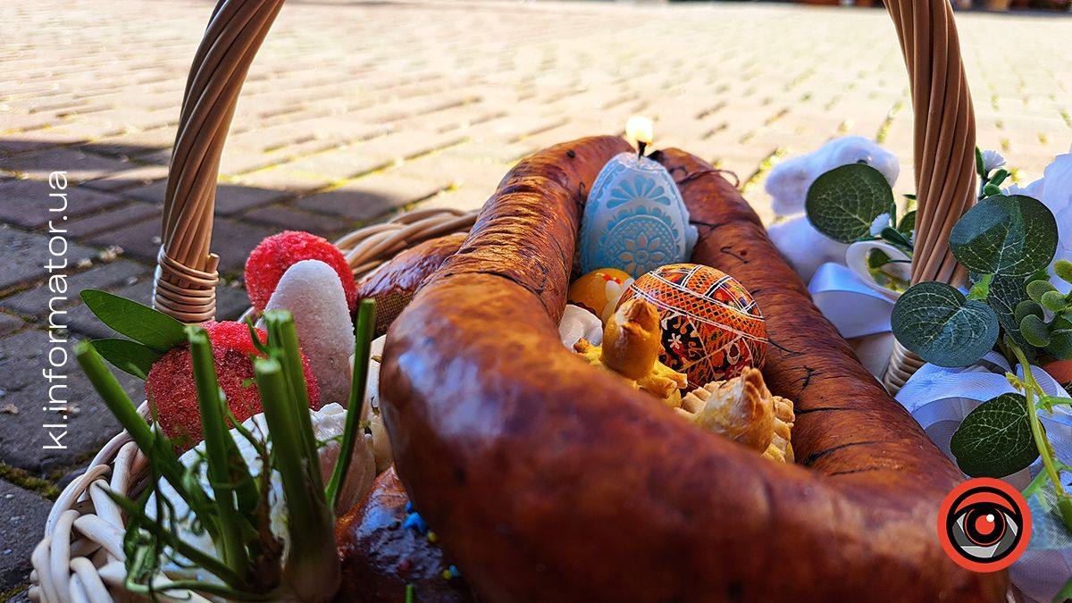 Як у Коломиї перші великодні кошики освячували | Фоторепортаж з подвірʼя храмів 13