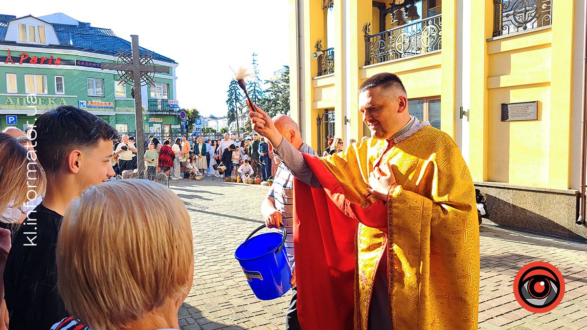 Як у Коломиї перші великодні кошики освячували | Фоторепортаж з подвірʼя храмів 19