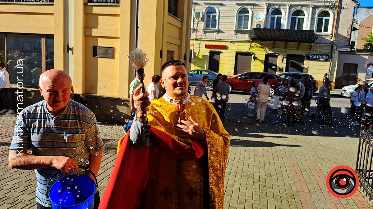 Як у Коломиї перші великодні кошики освячували | Фоторепортаж з подвірʼя храмів 18