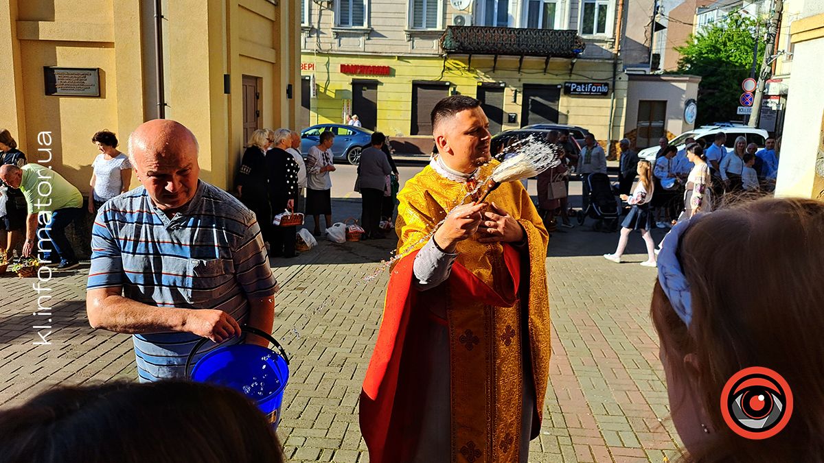Як у Коломиї перші великодні кошики освячували | Фоторепортаж з подвірʼя храмів 17