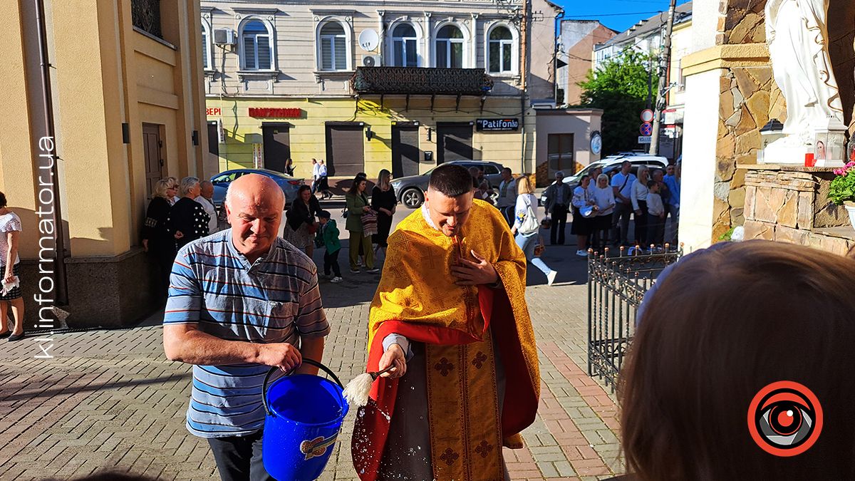 Як у Коломиї перші великодні кошики освячували | Фоторепортаж з подвірʼя храмів 16