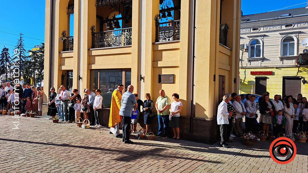 Як у Коломиї перші великодні кошики освячували | Фоторепортаж з подвірʼя храмів 15