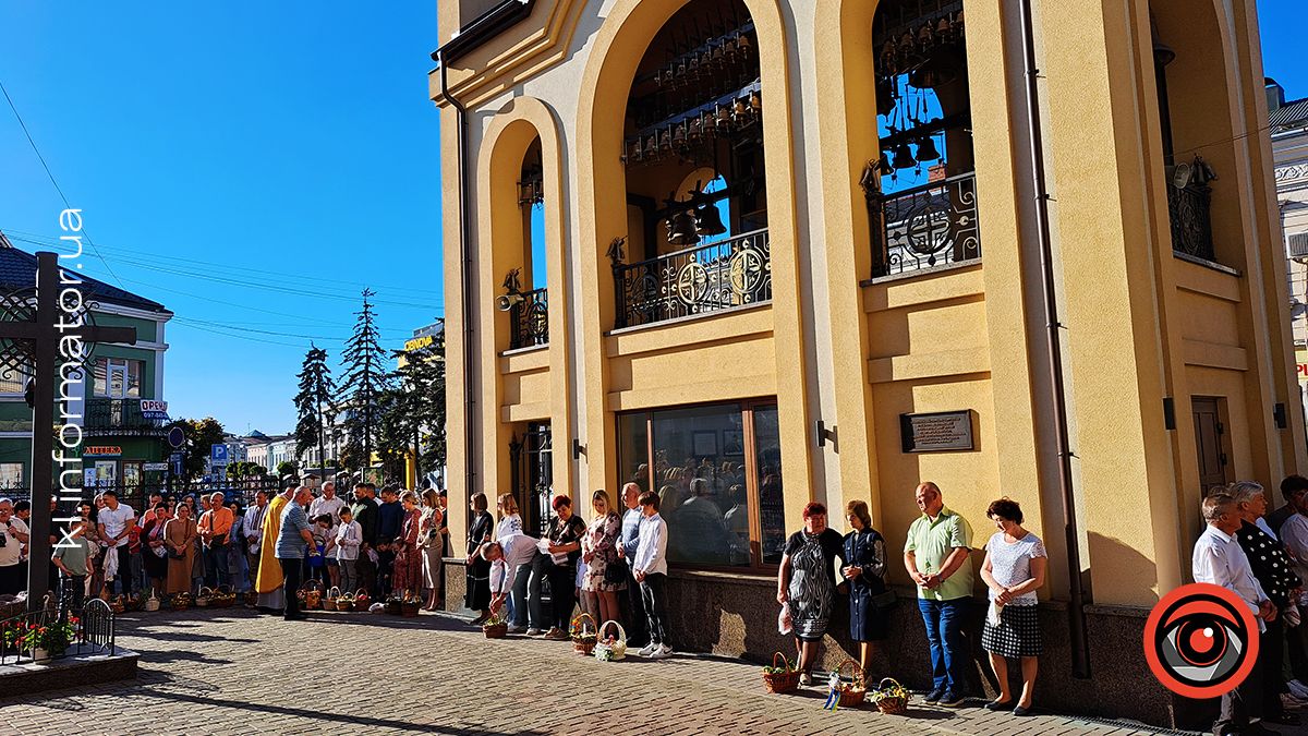 Як у Коломиї перші великодні кошики освячували | Фоторепортаж з подвірʼя храмів 14